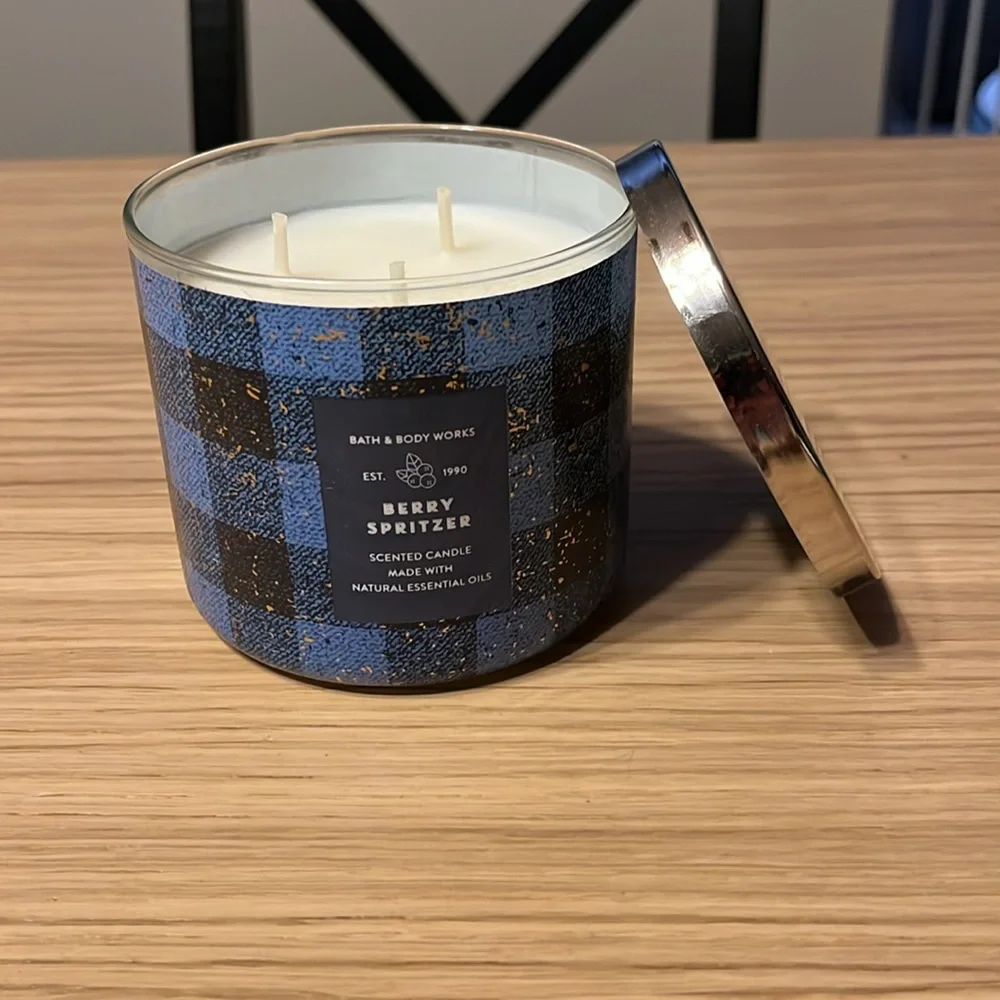 Bath & Body Works 3 Wick Candle. Berry Spritzer.